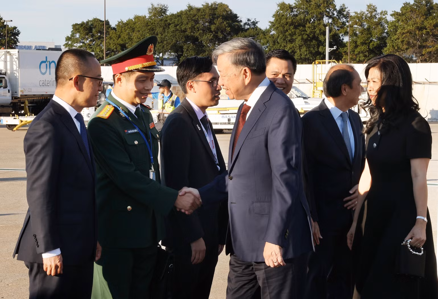 Các đại biểu đón Tổng Bí thư, Chủ tịch nước Tô Lâm và Phu nhân cùng đoàn đại biểu cấp cao Việt Nam tại Sân bay quốc tế J.F Kennedy. Ảnh: Lâm Khánh/TTXVN Các đại biểu đón Tổng Bí thư, Chủ tịch nước Tô Lâm và Phu nhân cùng đoàn đại biểu cấp cao Việt Nam tại Sân bay quốc tế J.F Kennedy. Ảnh: Lâm Khánh/TTXVN