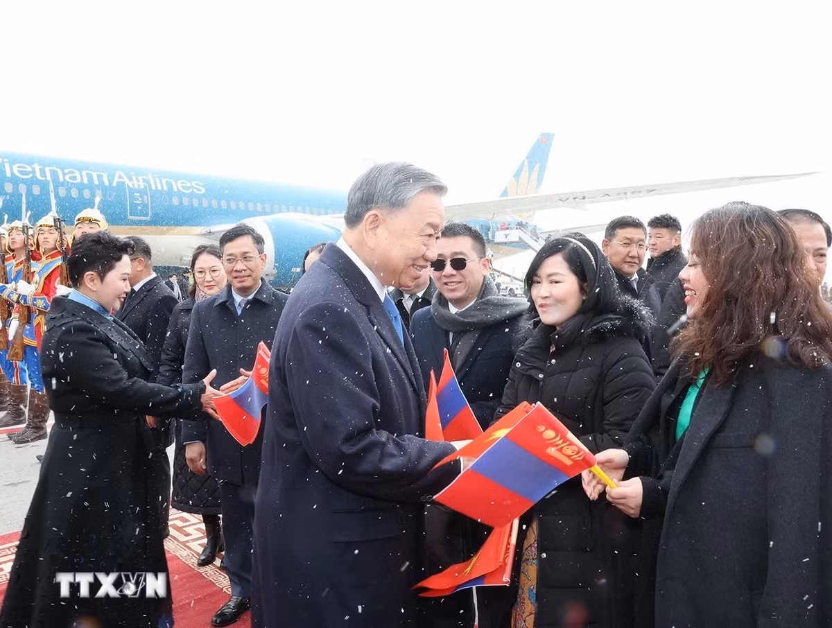 Lễ đón Tổng Bí thư, Chủ tịch nước Tô Lâm tại sân bay Thành Cát Tư Hãn (Chinggis Khaan International Airport) ở Thủ đô Ulan Bator. Ảnh: Trí Dũng/TTXVN Lễ đón Tổng Bí thư, Chủ tịch nước Tô Lâm tại sân bay Thành Cát Tư Hãn (Chinggis Khaan International Airport) ở Thủ đô Ulan Bator. Ảnh: Trí Dũng/TTXVN
