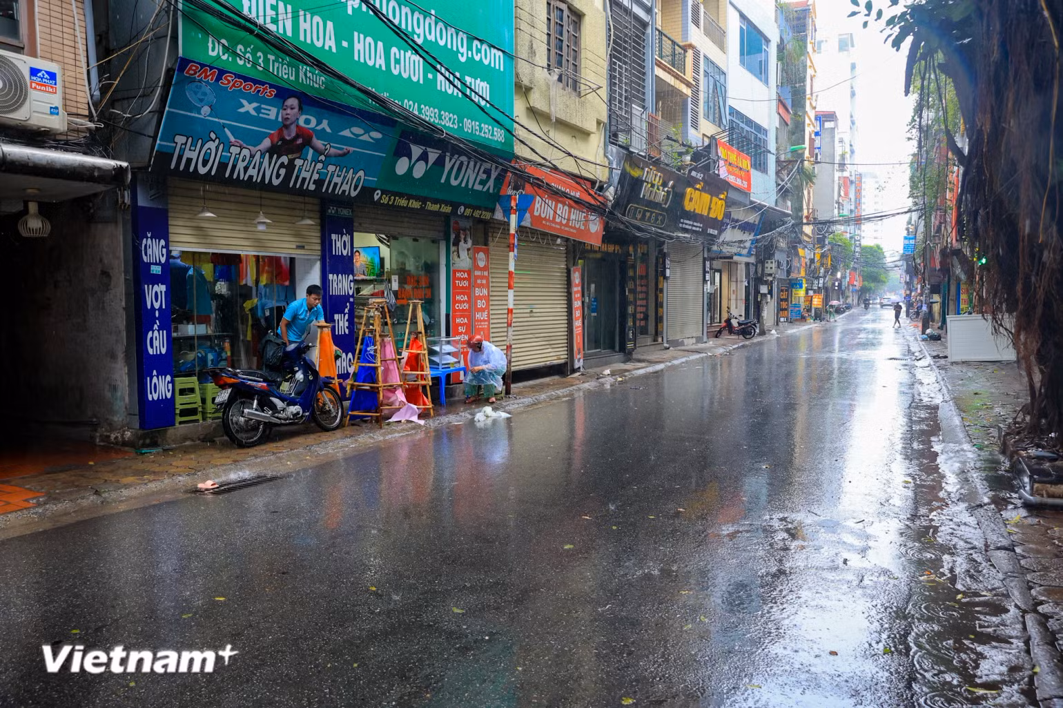 Theo ghi nhận của phóng viên, đường phố Hà Nội trở nên vắng vẻ so với ngày thường, một số nơi kinh doanh đã đóng cửa trước giờ bão đổ bộ. Theo ghi nhận của phóng viên, đường phố Hà Nội trở nên vắng vẻ so với ngày thường, một số nơi kinh doanh đã đóng cửa trước giờ bão đổ bộ.