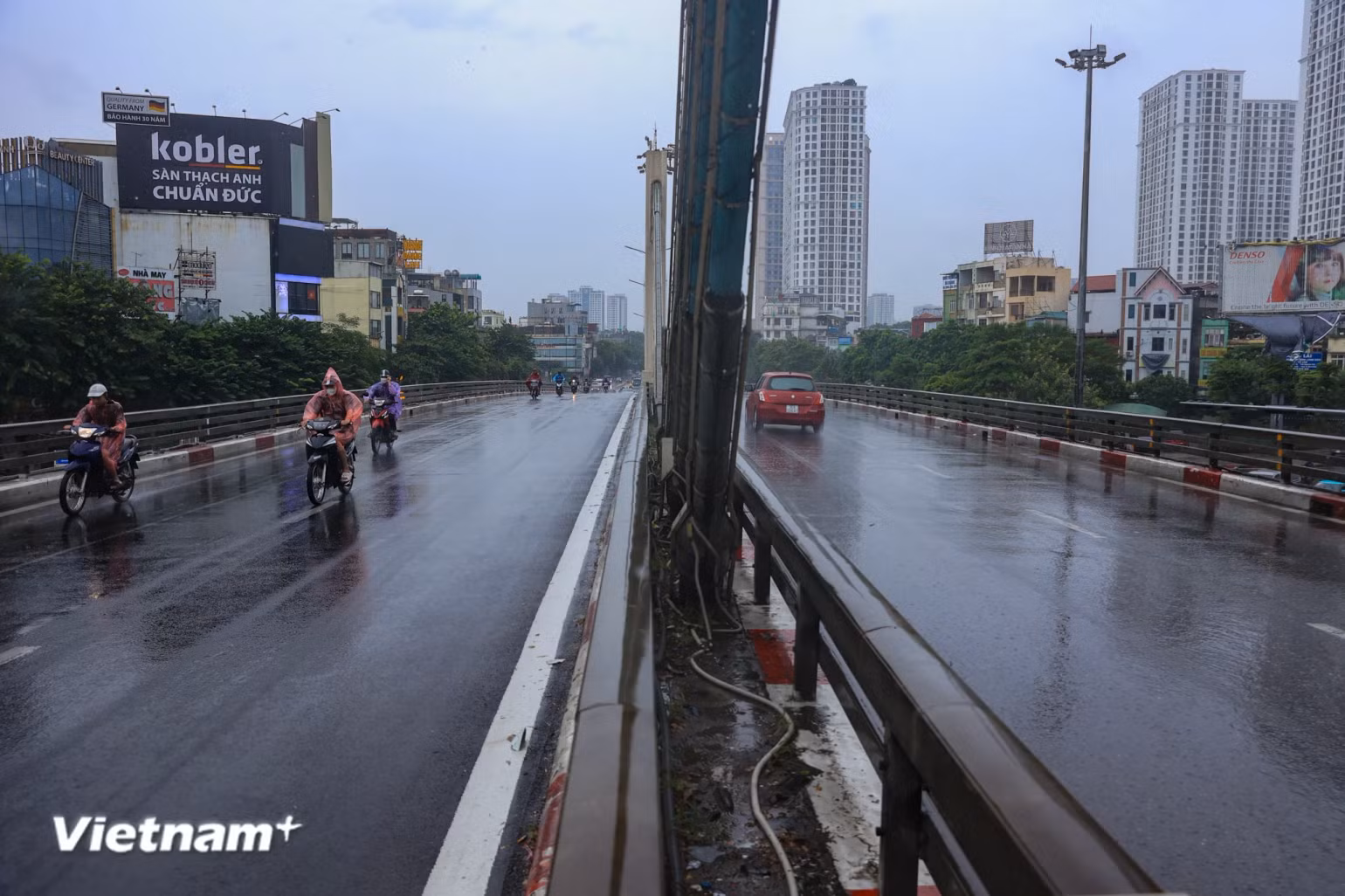 Khu vực cầu vượt Ngã Tư Sở vắng bóng người qua lại. Khu vực cầu vượt Ngã Tư Sở vắng bóng người qua lại.