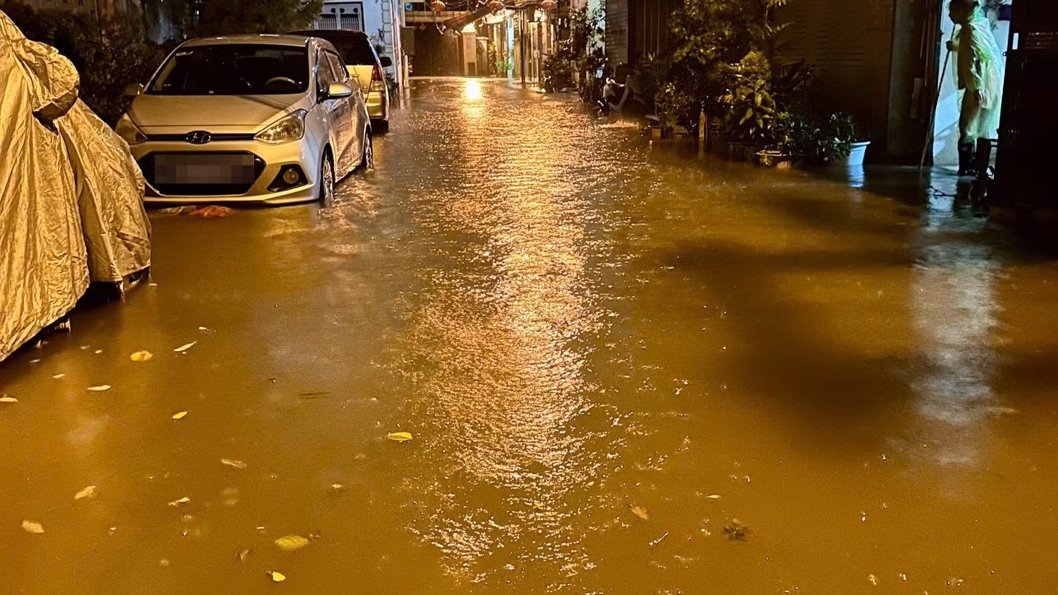 Hình ảnh ngập tại đường Lương Thế Vinh, ký túc xá Mễ Trì. (Ảnh: CTV)