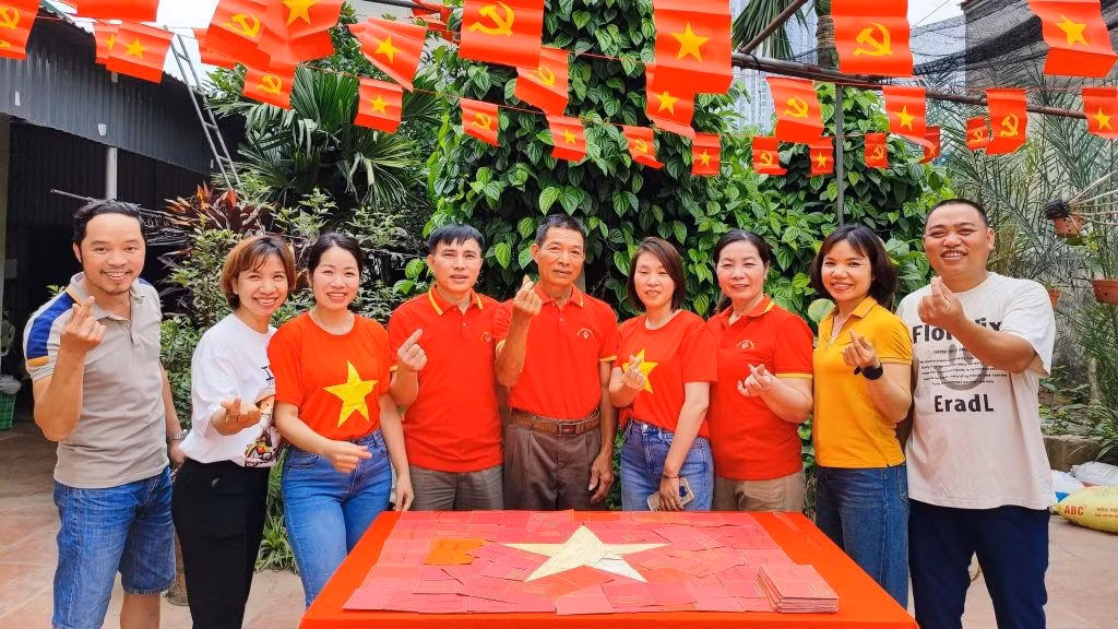 Gia đình ông Lê Trung Truyền kỷ niệm ngày lễ lớn của đất nước theo cách riêng. (Ảnh: Viện Huyết học-Truyền máu Trung ương)