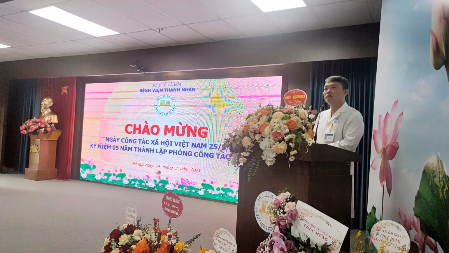 Lãnh đạo Bệnh viện Thanh Nhàn ghi nhận những đóng góp tích cực của Phòng Công tác xã hội trong công tác chăm sóc, điều trị người bệnh.