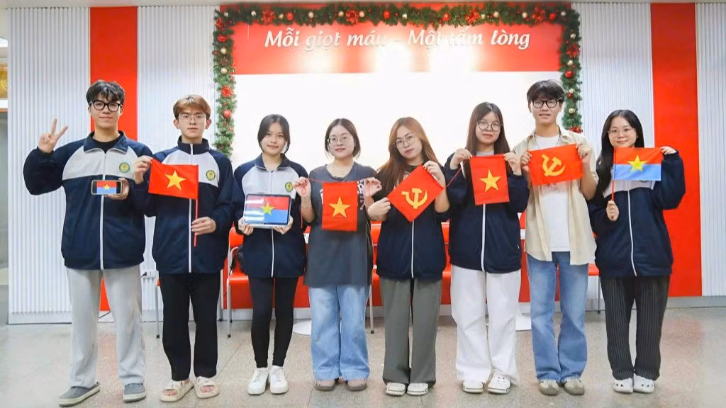 Gần tới ngày lễ lớn, các bạn trẻ rủ nhau đi hiến máu như một cách thể hiện tình yêu nước. (Ảnh: Viện Huyết học-Truyền máu Trung ương)