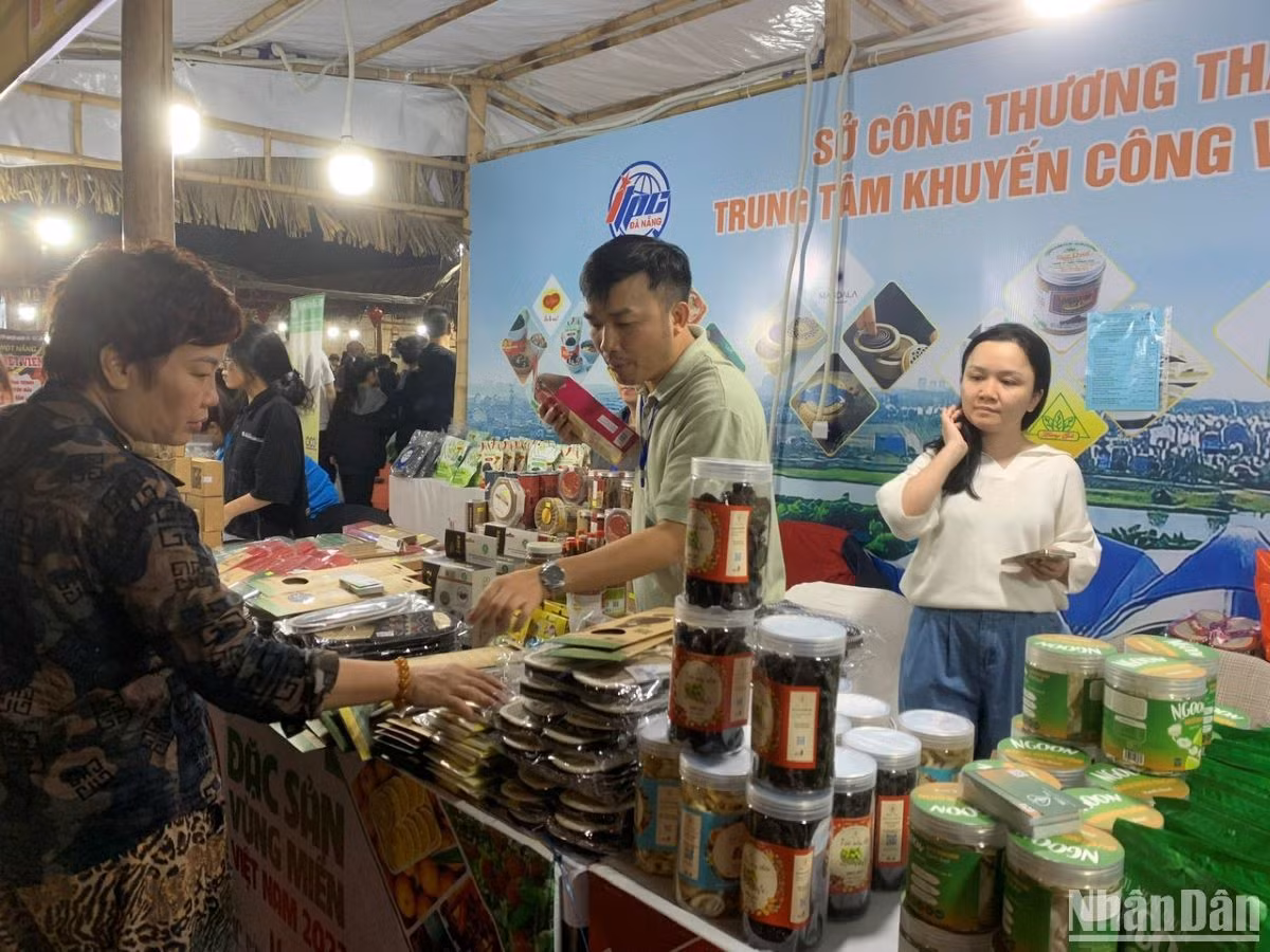 Hội chợ năm nay có 56 tỉnh, thành phố trực tiếp tham gia tổ chức “Gian hàng đặc sản” của địa phương. (Ảnh: THANH TRÀ) Hội chợ năm nay có 56 tỉnh, thành phố trực tiếp tham gia tổ chức “Gian hàng đặc sản” của địa phương. (Ảnh: THANH TRÀ)