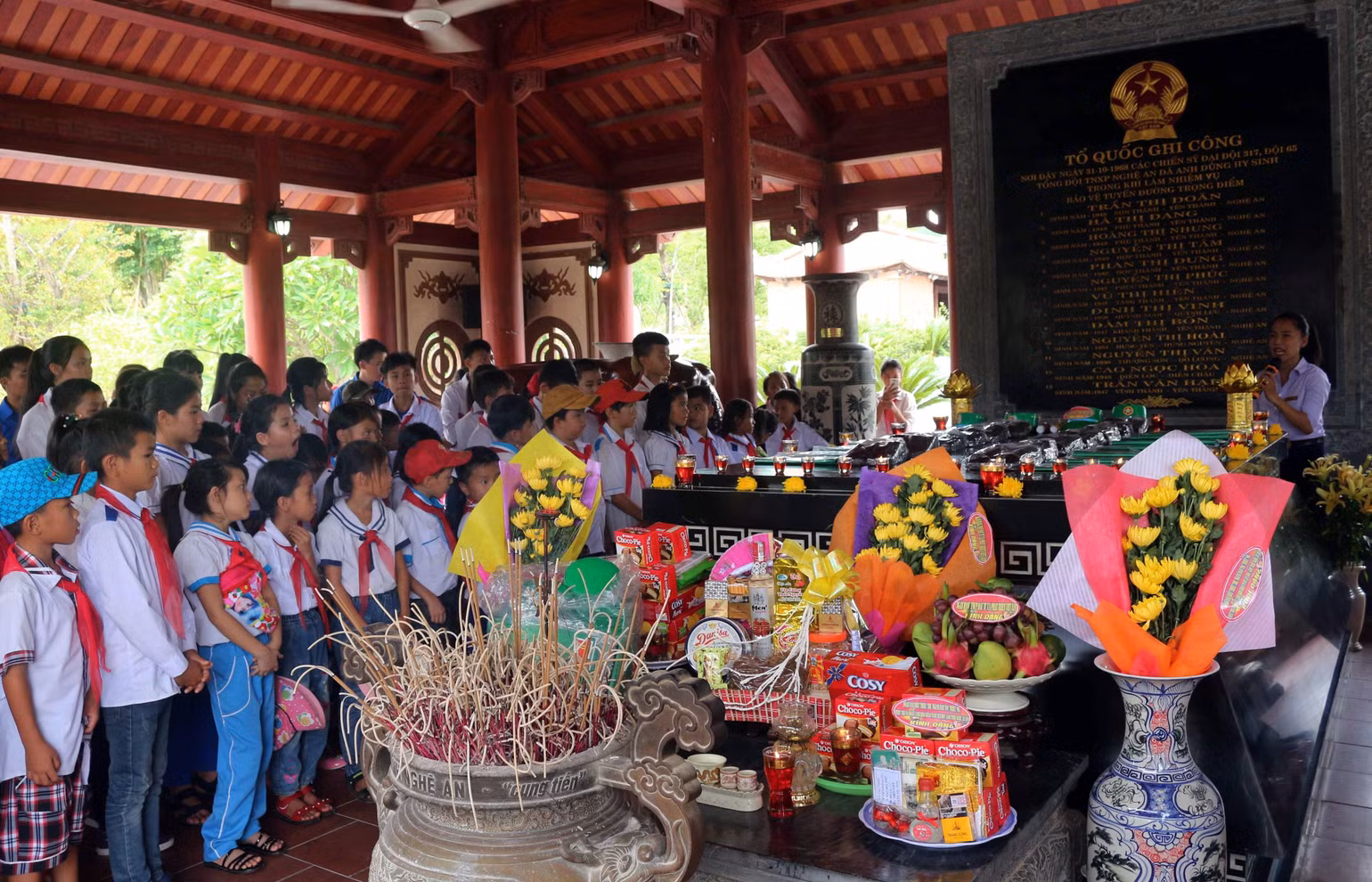 Các em học sinh tham quan Khu di tích lịch sử Truông Bồn. (Ảnh: NGUYỄN OANH)