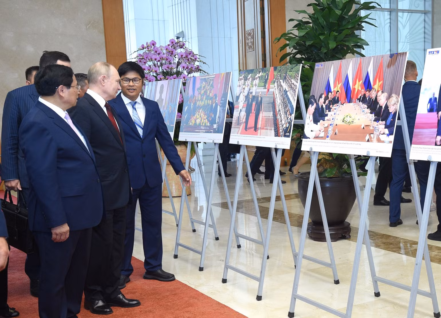 Thủ tướng Phạm Minh Chính giới thiệu với Tổng thống Liên bang Nga Vladimir Putin về hình ảnh hợp tác giữa Việt Nam và Liên bang Nga.