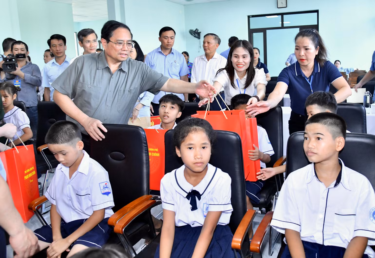 Thủ tướng Phạm Minh Chính tặng quà động viên các cháu thiếu nhi đang được nuôi dạy tại Trung tâm. Thủ tướng Phạm Minh Chính tặng quà động viên các cháu thiếu nhi đang được nuôi dạy tại Trung tâm.