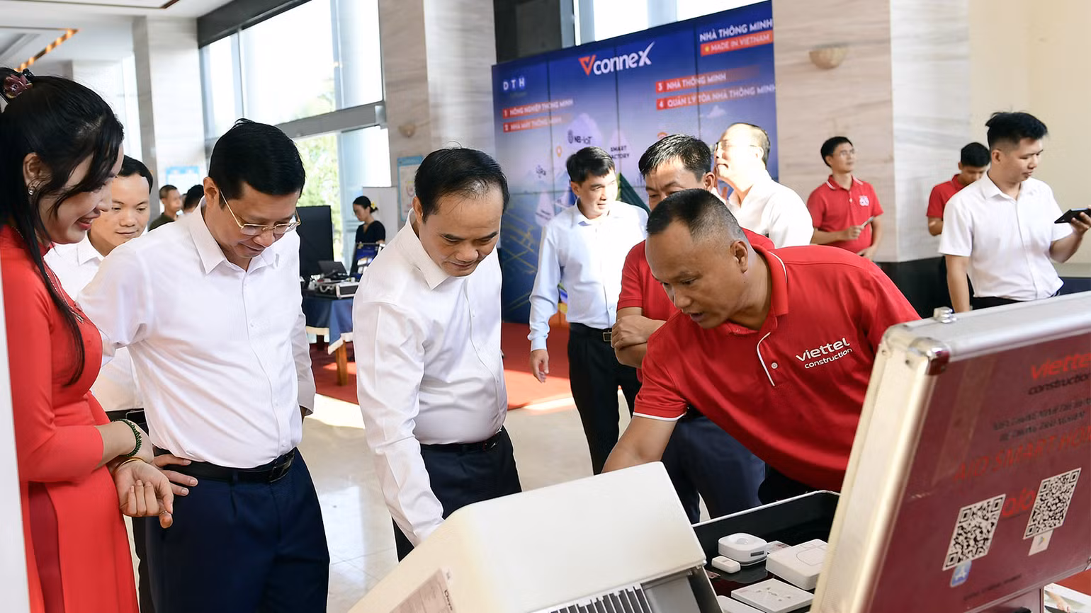 Đại biểu tham quan các mô hình chuyển đổi số.