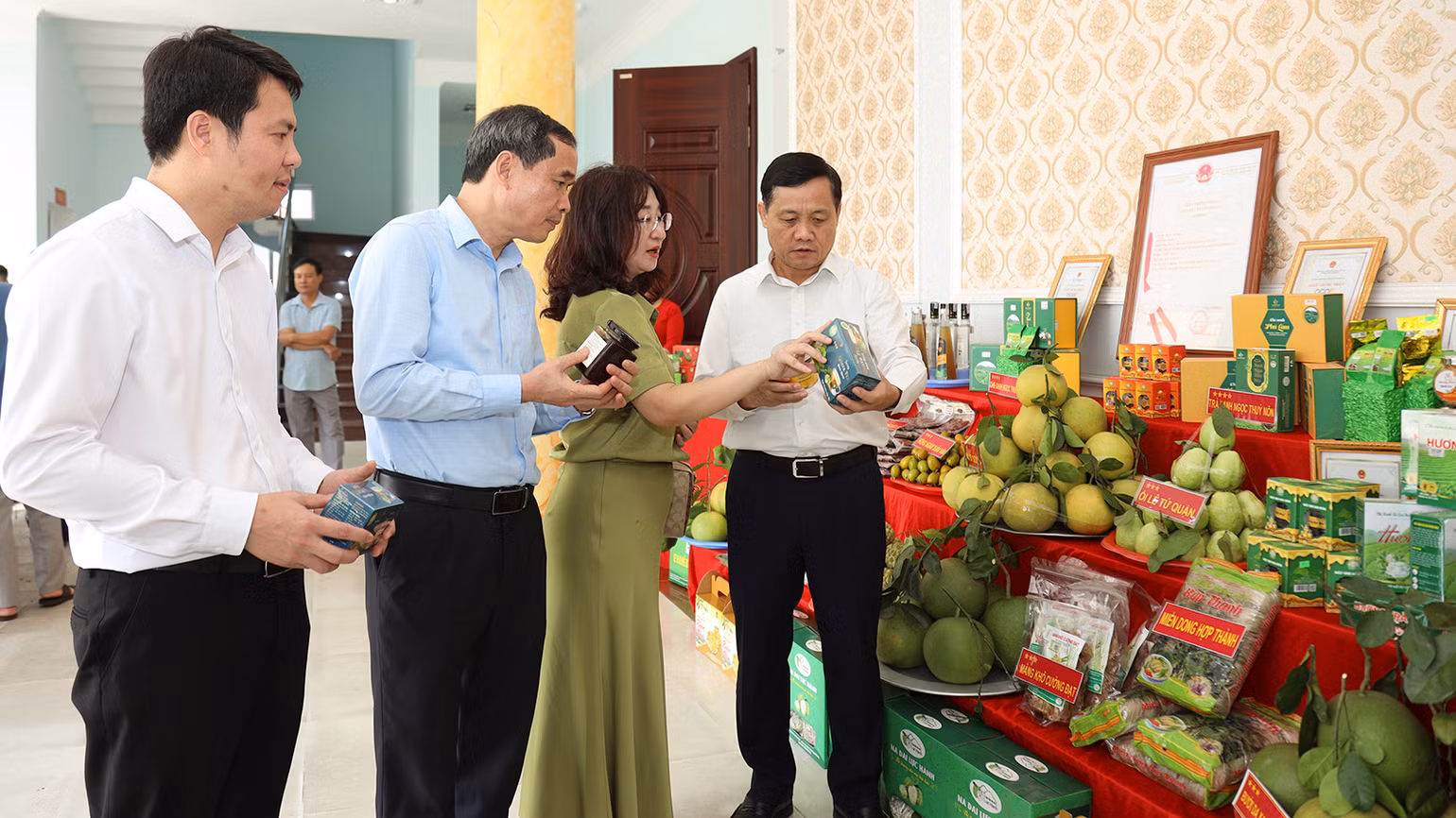 Đại biểu tham quan gian hàng trưng bày sản phẩm xuất khẩu tại buổi lễ.