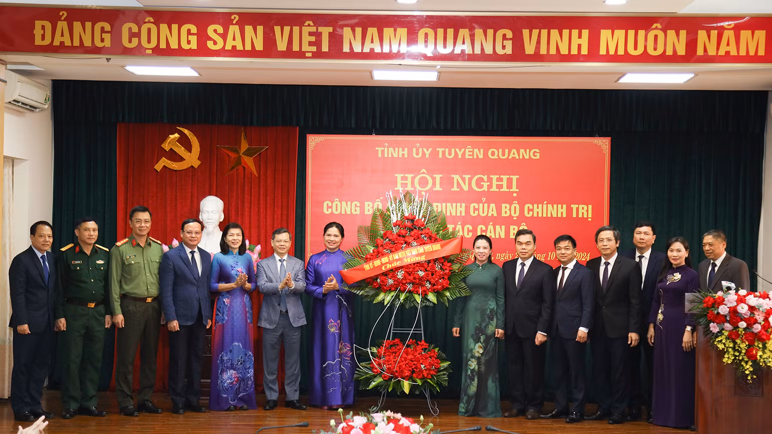 Các đồng chí lãnh đạo tỉnh Tuyên Quang tặng hoa chúc mừng đồng chí Hà Thị Nga. Các đồng chí lãnh đạo tỉnh Tuyên Quang tặng hoa chúc mừng đồng chí Hà Thị Nga.