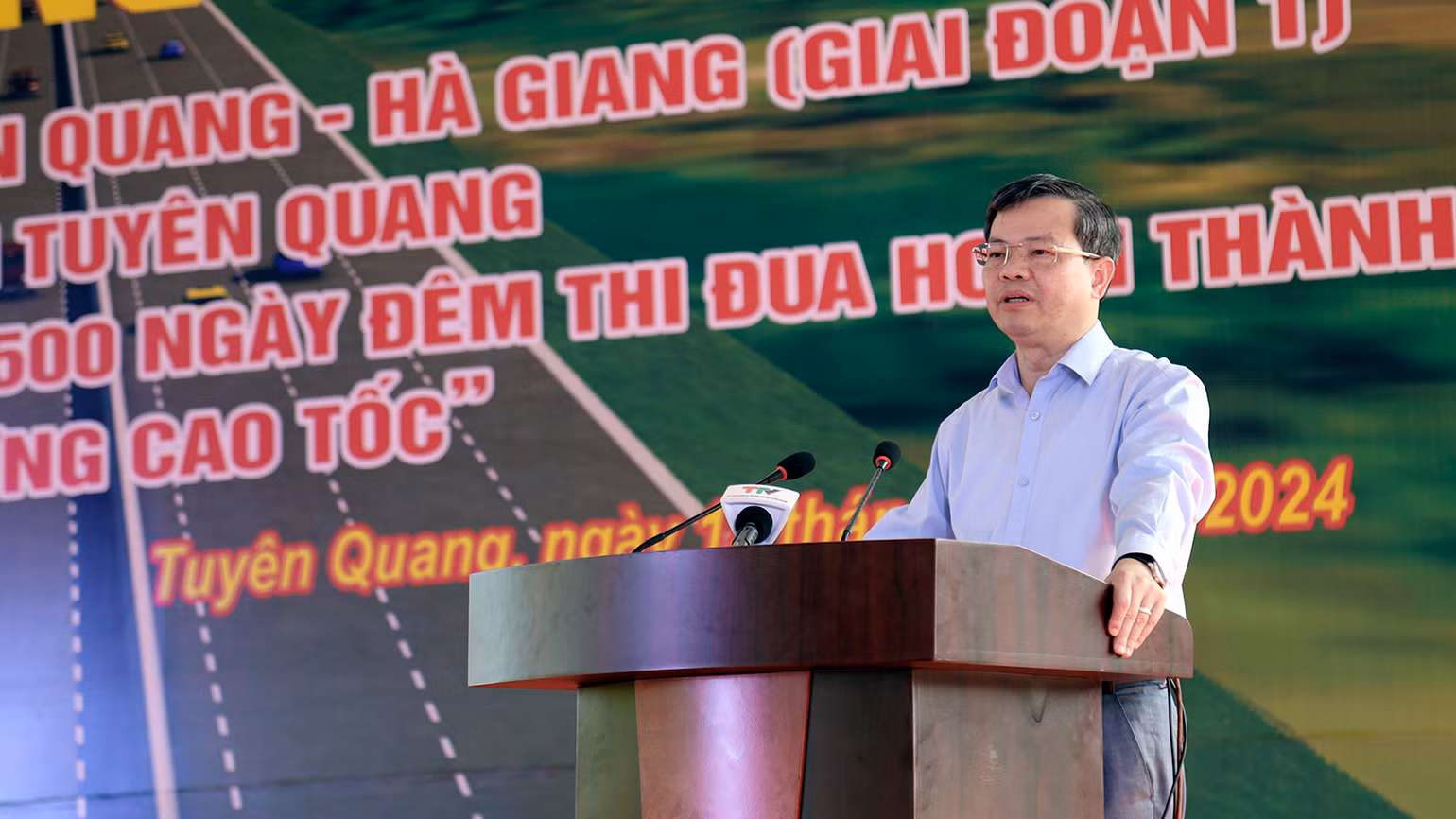 Đồng chí Nguyễn Văn Sơn, Chủ tịch UBND tỉnh Tuyên Quang phát động thi đua. Đồng chí Nguyễn Văn Sơn, Chủ tịch UBND tỉnh Tuyên Quang phát động thi đua.
