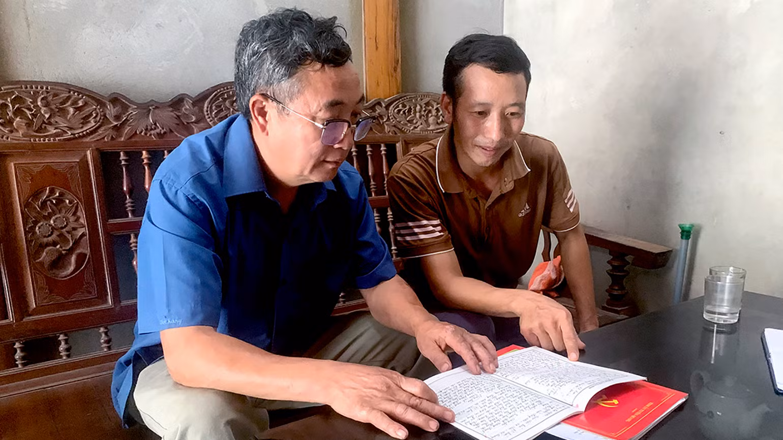 Bí thư Chi bộ thôn Nà Tang, xã Hùng Lợi, huyện Yên Sơn Lầu Văn Thào (bên trái) trao đổi, hướng dẫn đảng viên trẻ trong chi bộ. Bí thư Chi bộ thôn Nà Tang, xã Hùng Lợi, huyện Yên Sơn Lầu Văn Thào (bên trái) trao đổi, hướng dẫn đảng viên trẻ trong chi bộ.