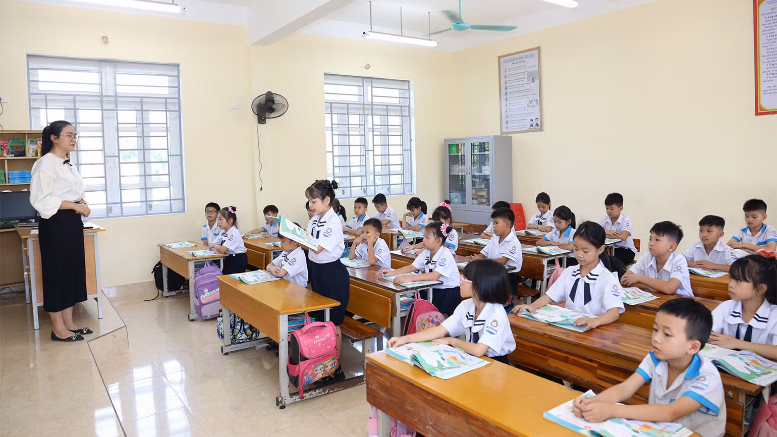 Học sinh tiếp thu tốt hơn kiến thức khi được học tại lớp học có đủ điều kiện.