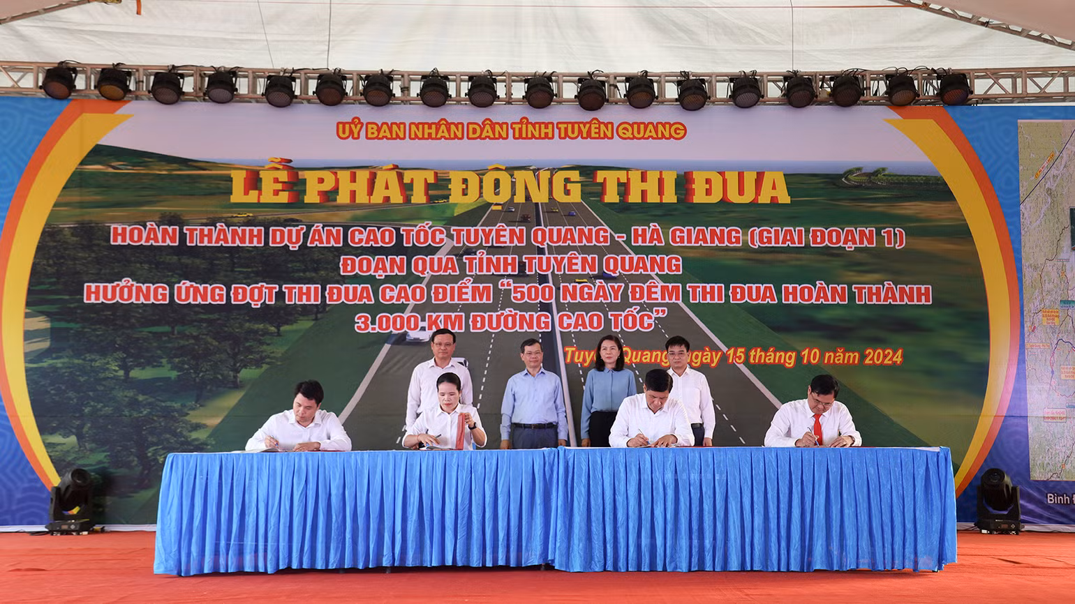 Lãnh đạo các huyện, thành phố, đơn vị thi công, chủ đầu tư ký cam kết tại lễ phát động. Lãnh đạo các huyện, thành phố, đơn vị thi công, chủ đầu tư ký cam kết tại lễ phát động.