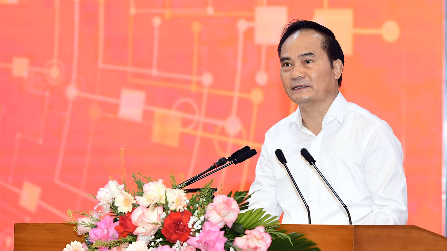 Phó Chủ tịch Ủy ban nhân dân tỉnh Tuyên Quang Hoàng Việt Phương phát biểu tại Hội thảo.