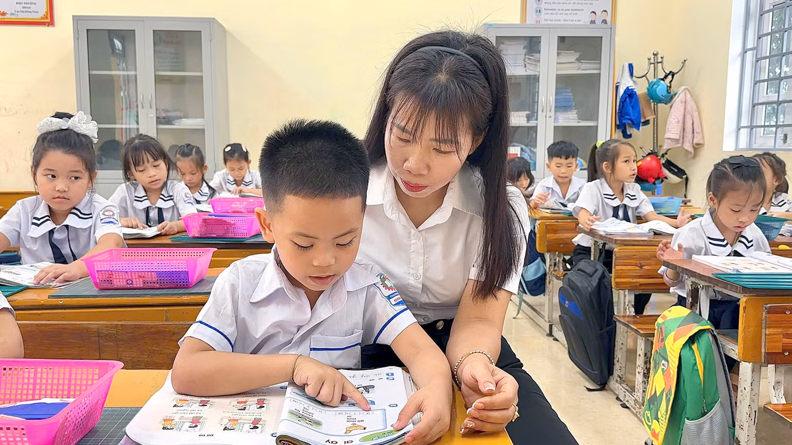 Ngoài những tiết học chính, giáo viên chủ nhiệm dạy riêng để bổ sung kiến thức cho các em học sinh đã nghỉ học thời gian dài. Ngoài những tiết học chính, giáo viên chủ nhiệm dạy riêng để bổ sung kiến thức cho các em học sinh đã nghỉ học thời gian dài.