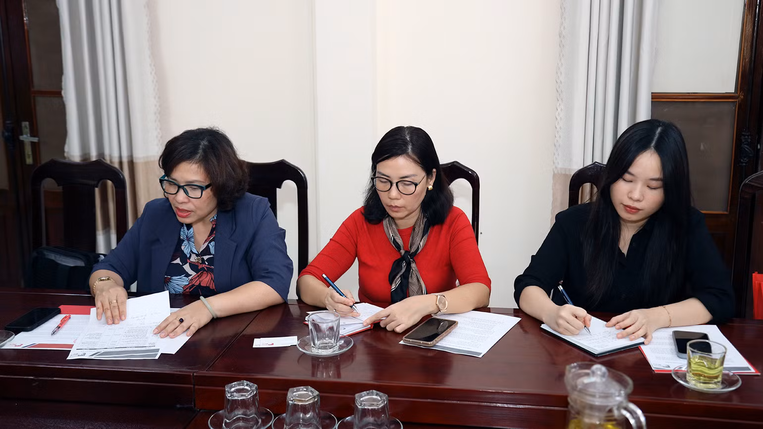 Đại diện Đại học Anh quốc Việt Nam trao đổi những nội dung liên quan các hoạt động của Câu lạc bộ Giáo dục quốc tế.