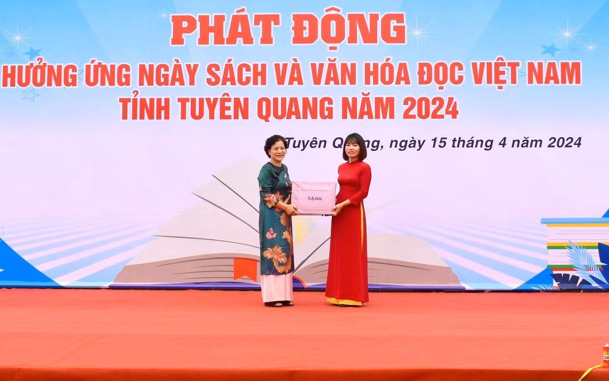 Lãnh đạo Hội Khuyến học tỉnh Tuyên Quang tặng sách cho trường Phổ thông Dân tộc nội trú-THCS huyện Yên Sơn.