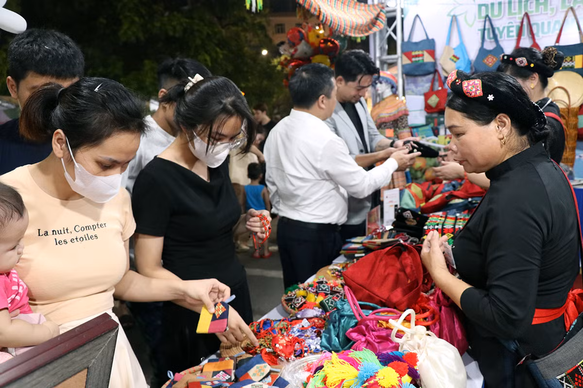 Trưng bày, giới thiệu sản phẩm du lịch, làng nghề với sự góp mặt của hơn 100 gian hàng của tỉnh Tuyên Quang và các tỉnh, thành phố trong cả nước. Trưng bày, giới thiệu sản phẩm du lịch, làng nghề với sự góp mặt của hơn 100 gian hàng của tỉnh Tuyên Quang và các tỉnh, thành phố trong cả nước.