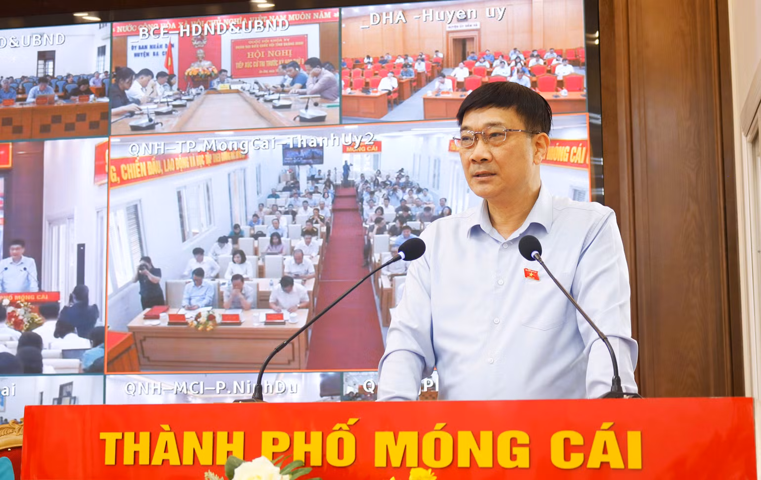 Đồng chí Vũ Hồng Thanh thông tin đến cử tri về tình hình kinh tế-xã hội của đất nước. Đồng chí Vũ Hồng Thanh thông tin đến cử tri về tình hình kinh tế-xã hội của đất nước.