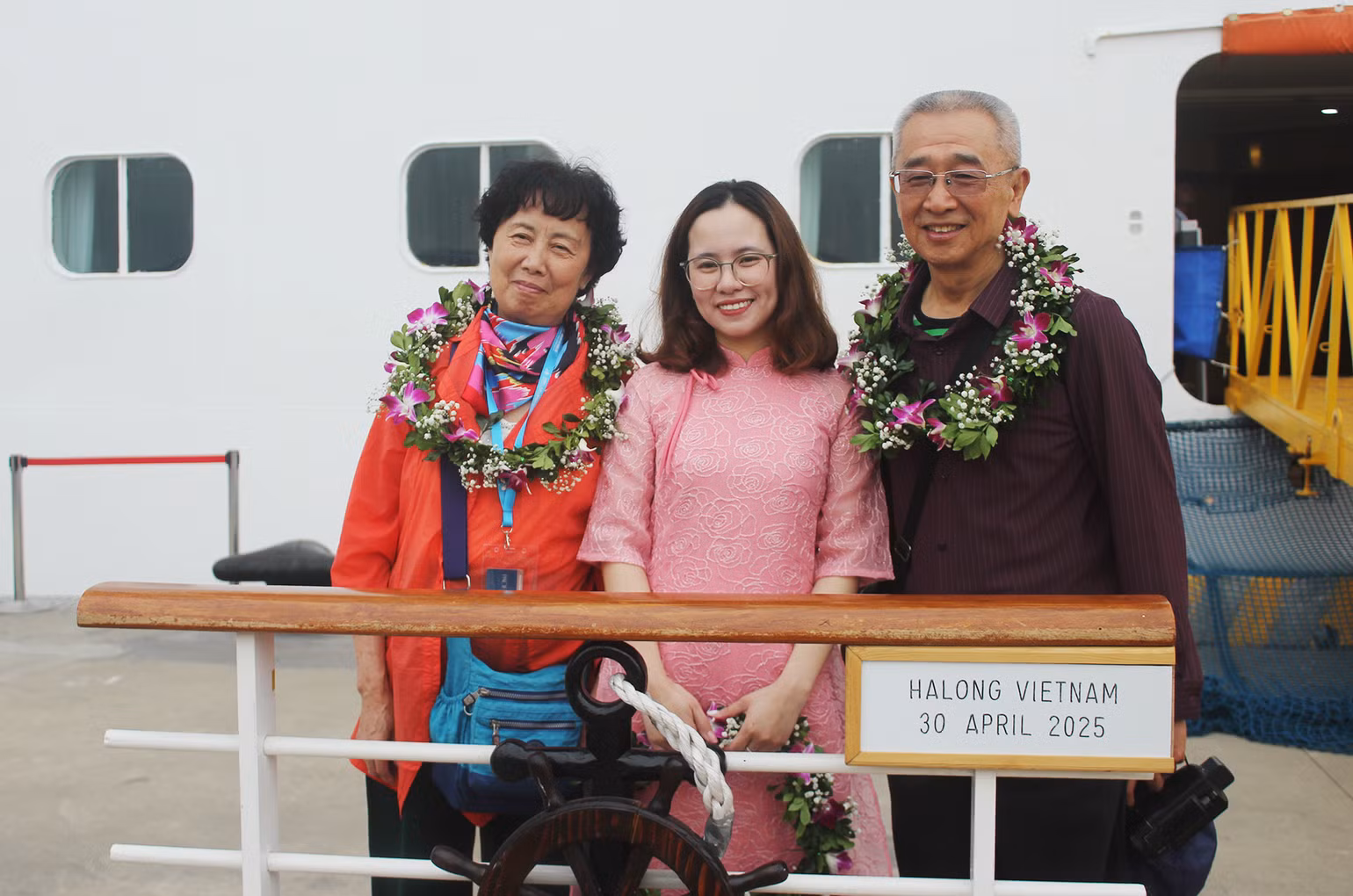 Du khách thích thú check-in tại Hạ Long, Quảng Ninh. Du khách thích thú check-in tại Hạ Long, Quảng Ninh.