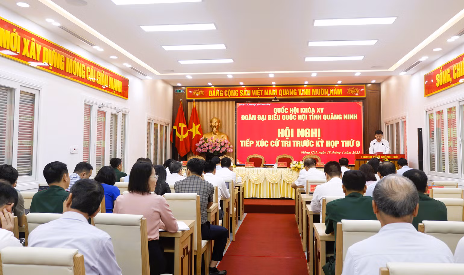 Quang cảnh buổi tiếp xúc. Quang cảnh buổi tiếp xúc.