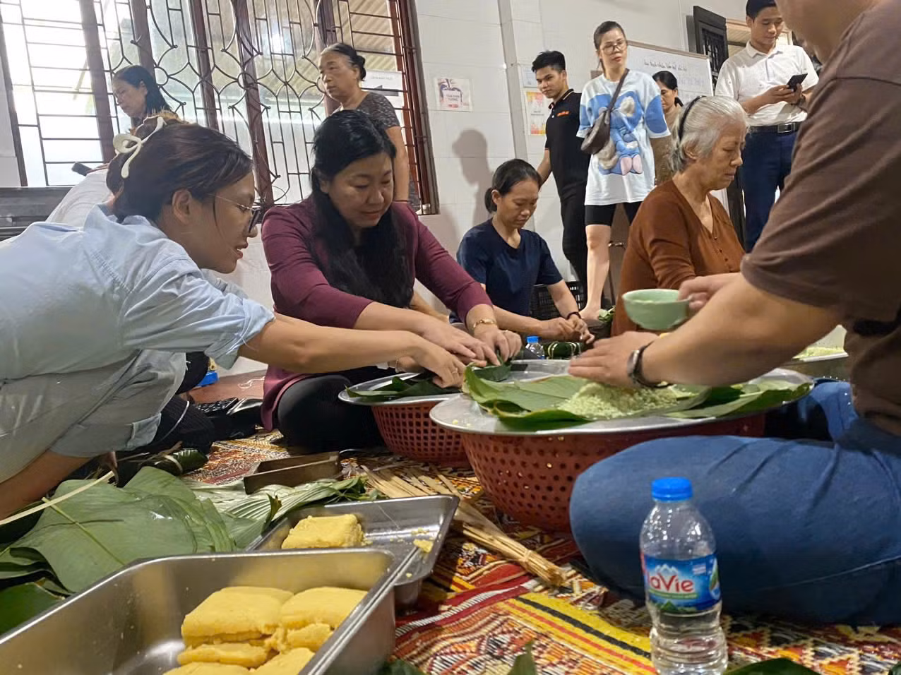 Chủ tịch Ủy ban Mặt trận Tổ quốc Việt Nam thành phố Hà Nội động viên và tặng quà nhà chùa cùng phật tử tổ chức gói bánh chưng tại chùa Đình Quán, phường Phúc Diễn, quận Bắc Từ Liêm (Hà Nội) để gửi tặng người dân các tỉnh đang bị nước lũ cô lập. Chủ tịch Ủy ban Mặt trận Tổ quốc Việt Nam thành phố Hà Nội động viên và tặng quà nhà chùa cùng phật tử tổ chức gói bánh chưng tại chùa Đình Quán, phường Phúc Diễn, quận Bắc Từ Liêm (Hà Nội) để gửi tặng người dân các tỉnh đang bị nước lũ cô lập.