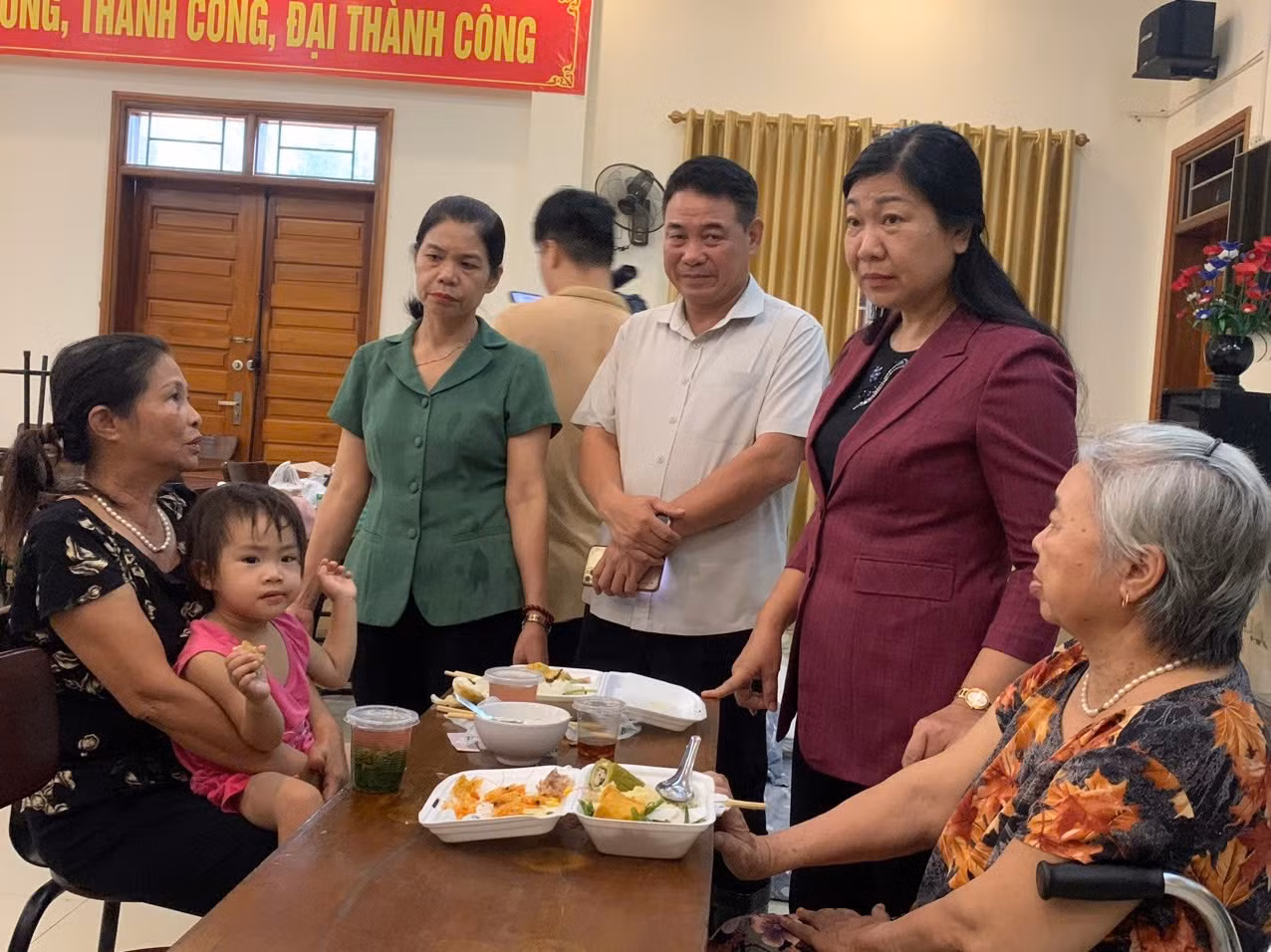 Đến 2 giờ sáng 11/9, quận Bắc Từ Liêm đã hoàn thành việc di dời người dân đến nơi ở an toàn tại 17 điểm thuộc nhà văn hóa phường, tổ dân phố, các trường học. Đến 2 giờ sáng 11/9, quận Bắc Từ Liêm đã hoàn thành việc di dời người dân đến nơi ở an toàn tại 17 điểm thuộc nhà văn hóa phường, tổ dân phố, các trường học.
