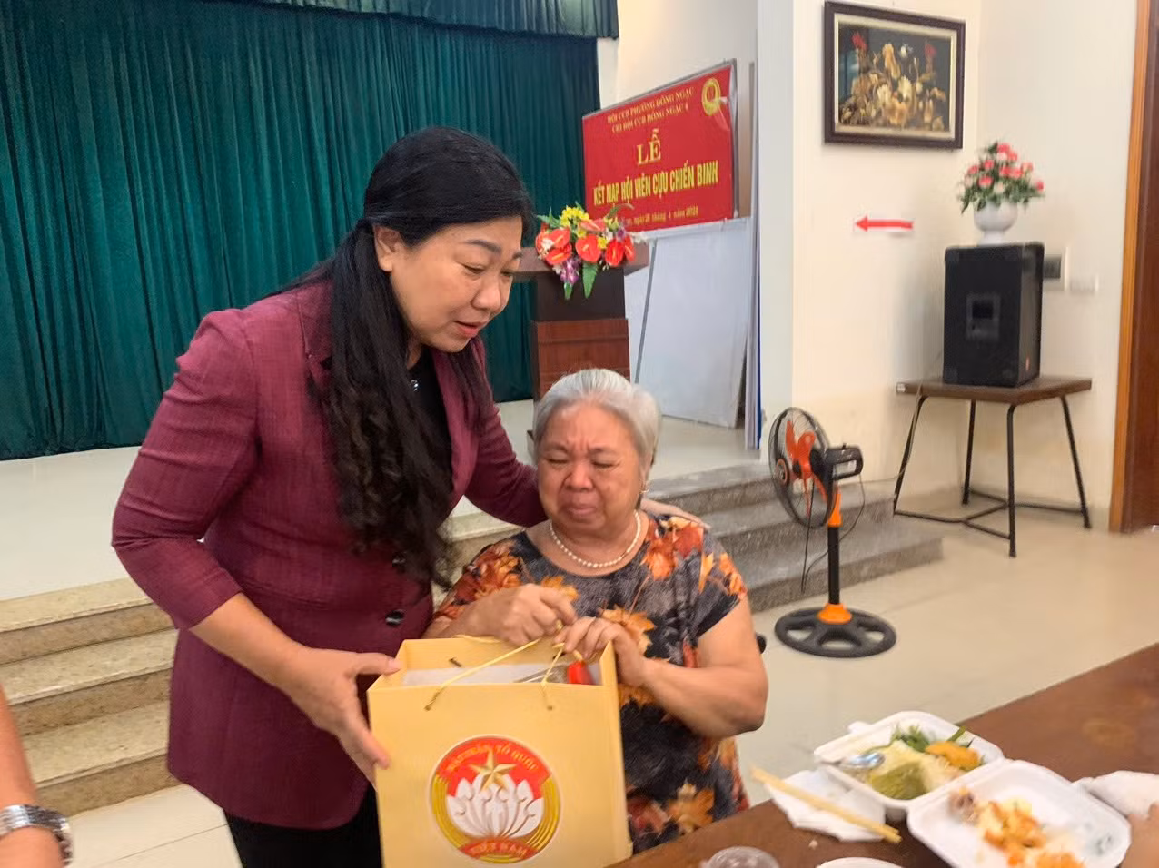 Lãnh đạo Mặt trận Tổ quốc Việt Nam thành phố Hà Nội tặng quà cho người dân đang ở tạm tại nhà văn hóa tổ dân phố 4, phường Đông Ngạc, quận Bắc Từ Liêm (Hà Nội) Lãnh đạo Mặt trận Tổ quốc Việt Nam thành phố Hà Nội tặng quà cho người dân đang ở tạm tại nhà văn hóa tổ dân phố 4, phường Đông Ngạc, quận Bắc Từ Liêm (Hà Nội)