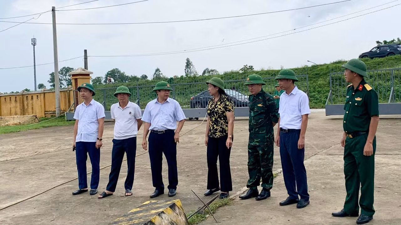 Đồng chí Nguyễn Lan Hương đến kiểm tra vị trí cửa khẩu sông Hồng, thuộc địa bàn phường Lê Lợi, thị xã Sơn Tây (Hà Nội).