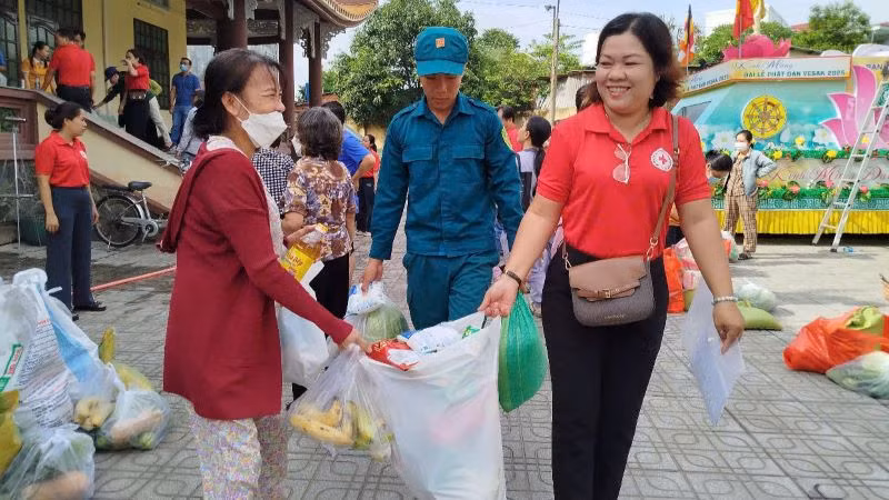 Cán bộ Hội Chữ thập đỏ và lực lượng dân quân giúp vận chuyển hàng hóa từ "Chợ 0 đồng" cho người dân. Cán bộ Hội Chữ thập đỏ và lực lượng dân quân giúp vận chuyển hàng hóa từ "Chợ 0 đồng" cho người dân.