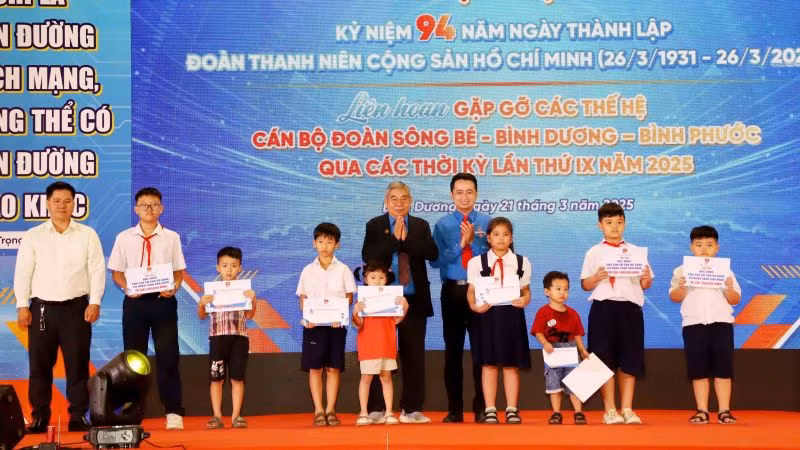 Trao học bổng cho học sinh có hoàn cảnh khó khăn.