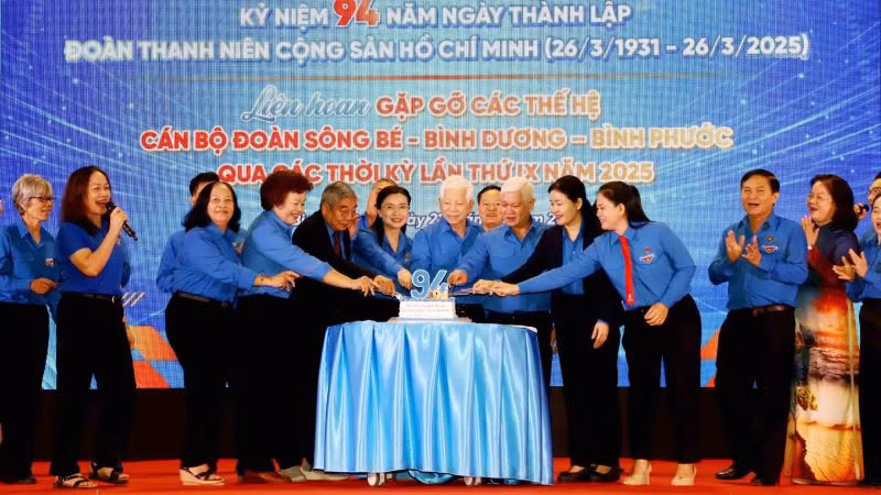 Nguyên Chủ tịch nước Nguyễn Minh Triết và các đại biểu thực hiện nghi thức mừng sinh nhật Đoàn.