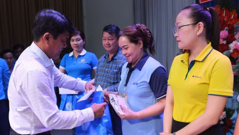 Trưởng Ban Tuyên giáo và Dân vận Tỉnh ủy Bình Dương Bùi Thanh Nhân trao tặng quà cho công nhân lao động có hoàn cảnh khó khăn.