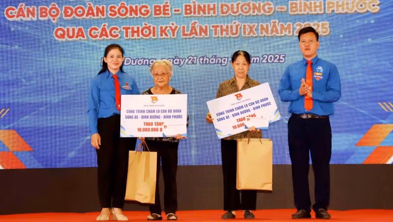Ban tổ chức trao suất hỗ trợ cho nguyên cán bộ đoàn có hoàn cảnh khó khăn.