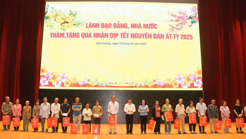 Lãnh đạo Ủy ban nhân dân tỉnh Bình Dương và đại diện các bộ, ngành trao tặng quà cho các hộ gia đình sách sách, hộ nghèo. Lãnh đạo Ủy ban nhân dân tỉnh Bình Dương và đại diện các bộ, ngành trao tặng quà cho các hộ gia đình sách sách, hộ nghèo.