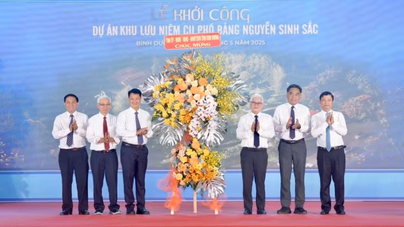 Lãnh đạo tỉnh Bình Dương trao tặng hoa chúc mừng lễ khởi công.