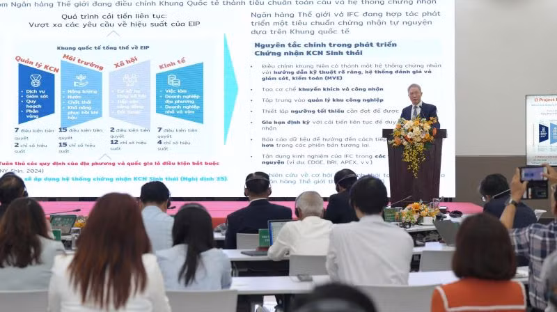 Giáo sư Park Hung Suck, cố vấn kỹ thuật trung tâm phát triển Khu công nghiệp sinh thái Ulsan chia sẻ kinh nghiệm tại hội thảo.
