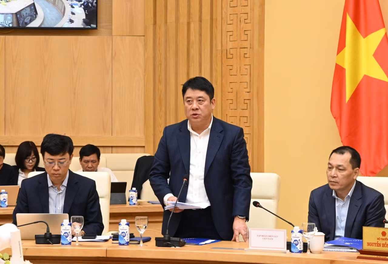 Tổng Giám đốc EVN Nguyễn Anh Tuấn báo cáo tại cuộc họp. Tổng Giám đốc EVN Nguyễn Anh Tuấn báo cáo tại cuộc họp.