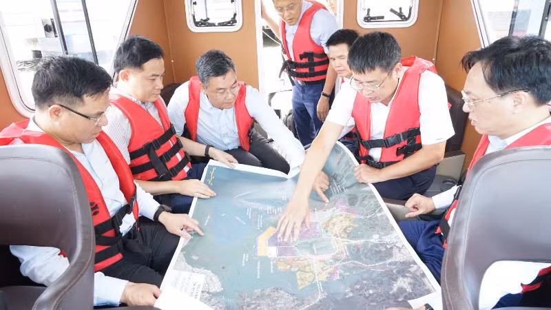 Đoàn lãnh đạo Petrovietnam khảo sát khu vực dự kiến đầu tư dự án tại Long Sơn. Đoàn lãnh đạo Petrovietnam khảo sát khu vực dự kiến đầu tư dự án tại Long Sơn.