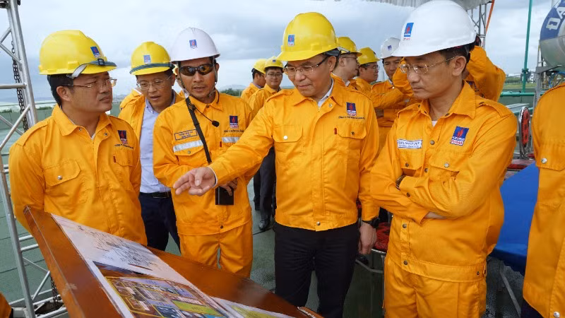 Chủ tịch HĐTV Petrovietnam Lê Mạnh Hùng và đoàn công tác kiểm tra thực tế hoạt động Kho cảng LNG Thị Vải. Chủ tịch HĐTV Petrovietnam Lê Mạnh Hùng và đoàn công tác kiểm tra thực tế hoạt động Kho cảng LNG Thị Vải.