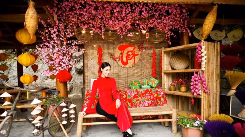 Các khu, điểm du lịch Ninh Bình đã nâng cấp, bổ sung, xây dựng và làm mới sản phẩm du lịch nhằm gia tăng những trải nghiệm mới, tạo điểm nhấn để thu hút du khách. Các khu, điểm du lịch Ninh Bình đã nâng cấp, bổ sung, xây dựng và làm mới sản phẩm du lịch nhằm gia tăng những trải nghiệm mới, tạo điểm nhấn để thu hút du khách.