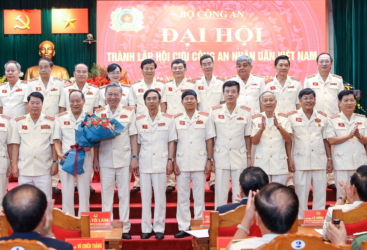 Ban Chấp hành Hội Cựu Công an nhân dân Việt Nam ra mắt đại hội.