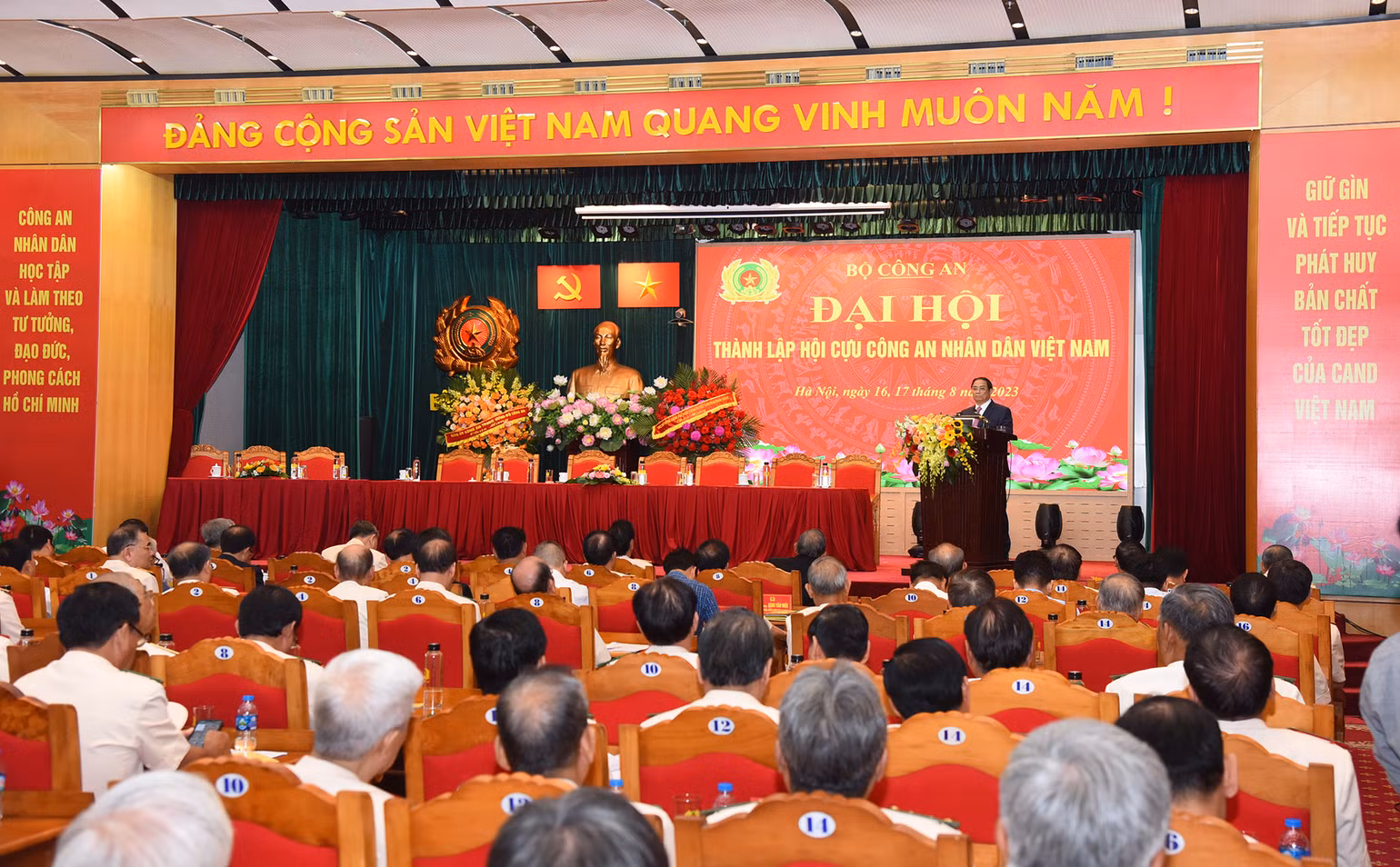 Thủ tướng Phạm Minh Chính nhấn mạnh, Công an nhân dân là lực lượng vũ trang trọng yếu của Đảng, Nhà nước và nhân dân; đóng vai trò quan trọng tham mưu nòng cốt, xung kích trong sự nghiệp bảo vệ an ninh quốc gia, bảo đảm trật tự, an toàn xã hội.