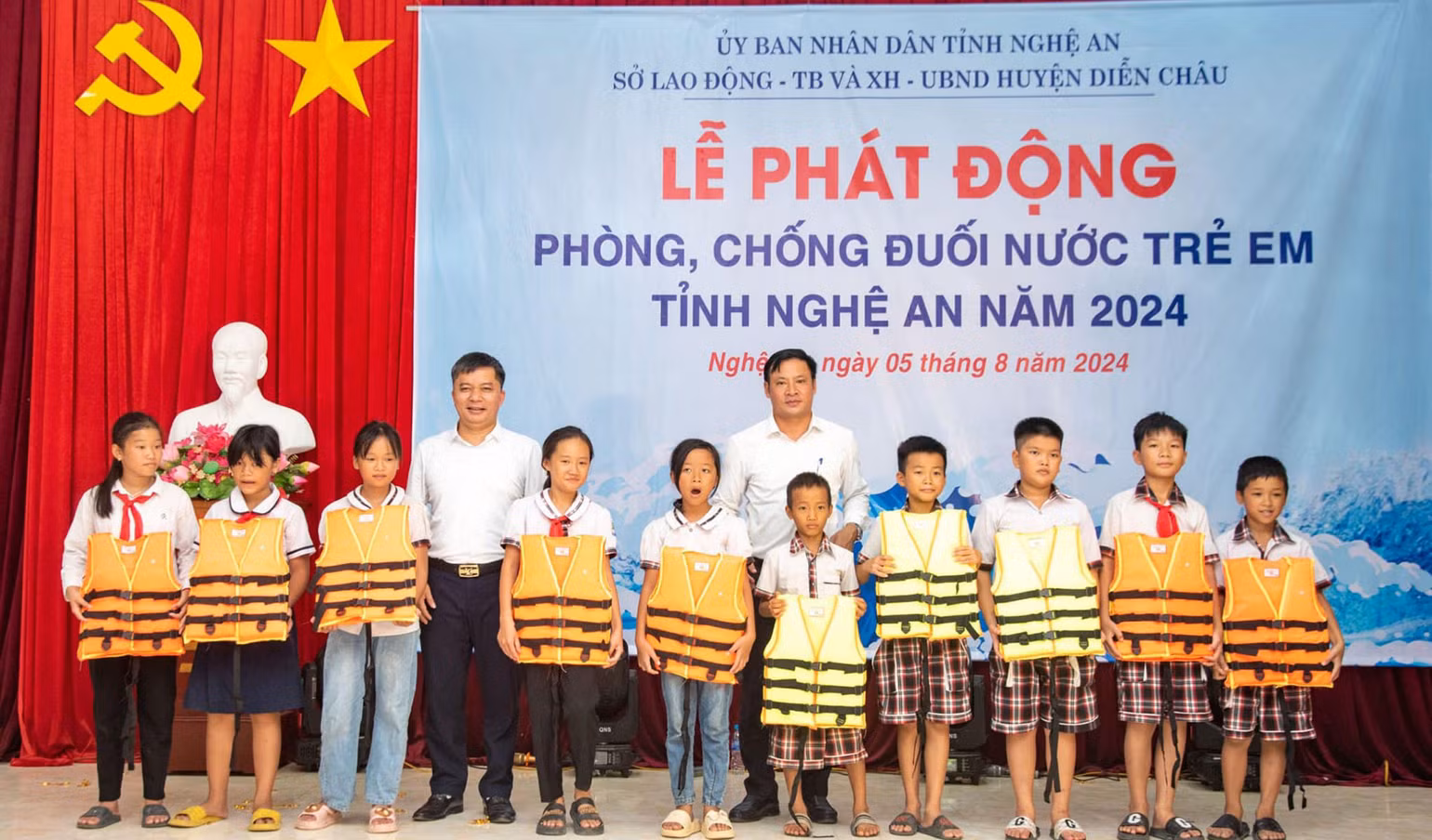 Tặng áo phao cho học sinh có hoàn cảnh khó khăn sống gần vùng sông, biển ở huyện Diễn Châu tại Lễ phát động phòng, chống đuối nước trẻ em trên địa bàn tỉnh Nghệ An năm 2024, ngày 5/8/2024. (Ảnh: Báo Nghệ An)