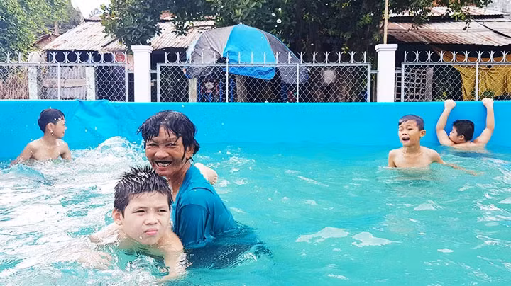 Lớp dạy bơi miễn phí cho trẻ em của bà Trần Thị Kim Thia, ở xã Hưng Thạnh, huyện Tháp Mười, tỉnh Đồng Tháp. (Ảnh TRẦN PHƯỢNG)