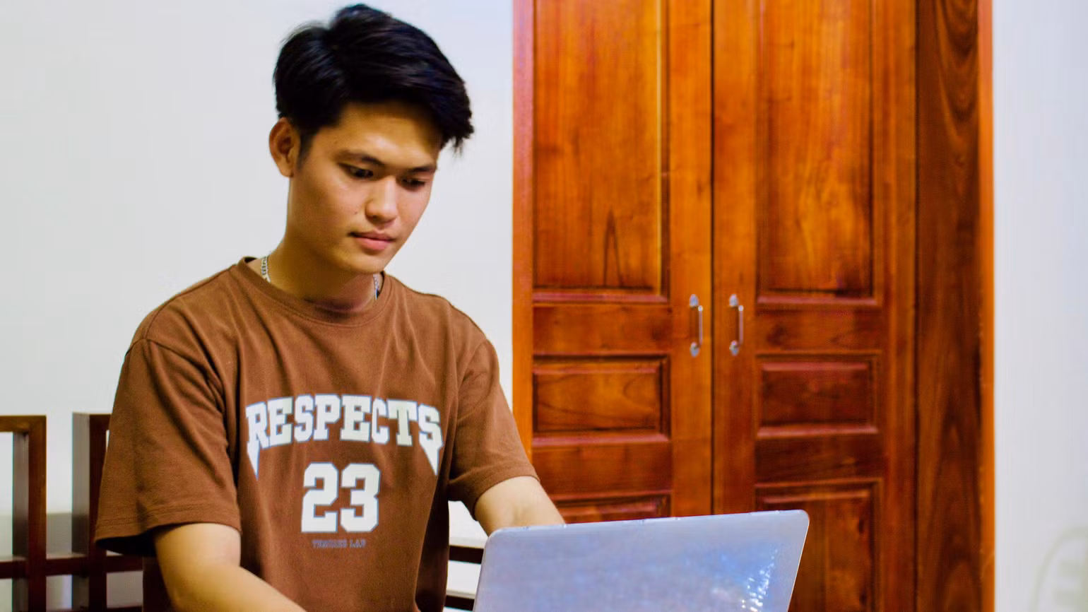 Thám dạy tiếng Việt online cho bạn bè Nga. (Ảnh: NVCC)