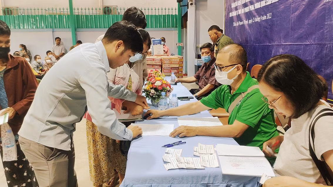 Ban tổ chức giúp bà con có tên trong danh sách nhận quà hoàn thành thủ tục.