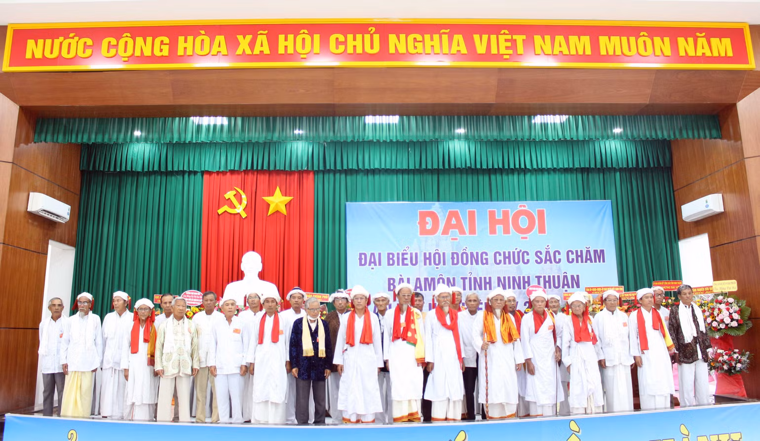 Hội đồng chức sắc Chăm Bà-la-môn tỉnh Ninh Thuận nhiệm kỳ 2022-2027 ra mắt tại đại hội.